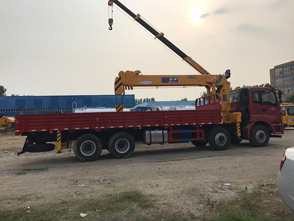 福田前四后八輪8.5米隨車吊 福田前四后八輪8.5米隨車吊
